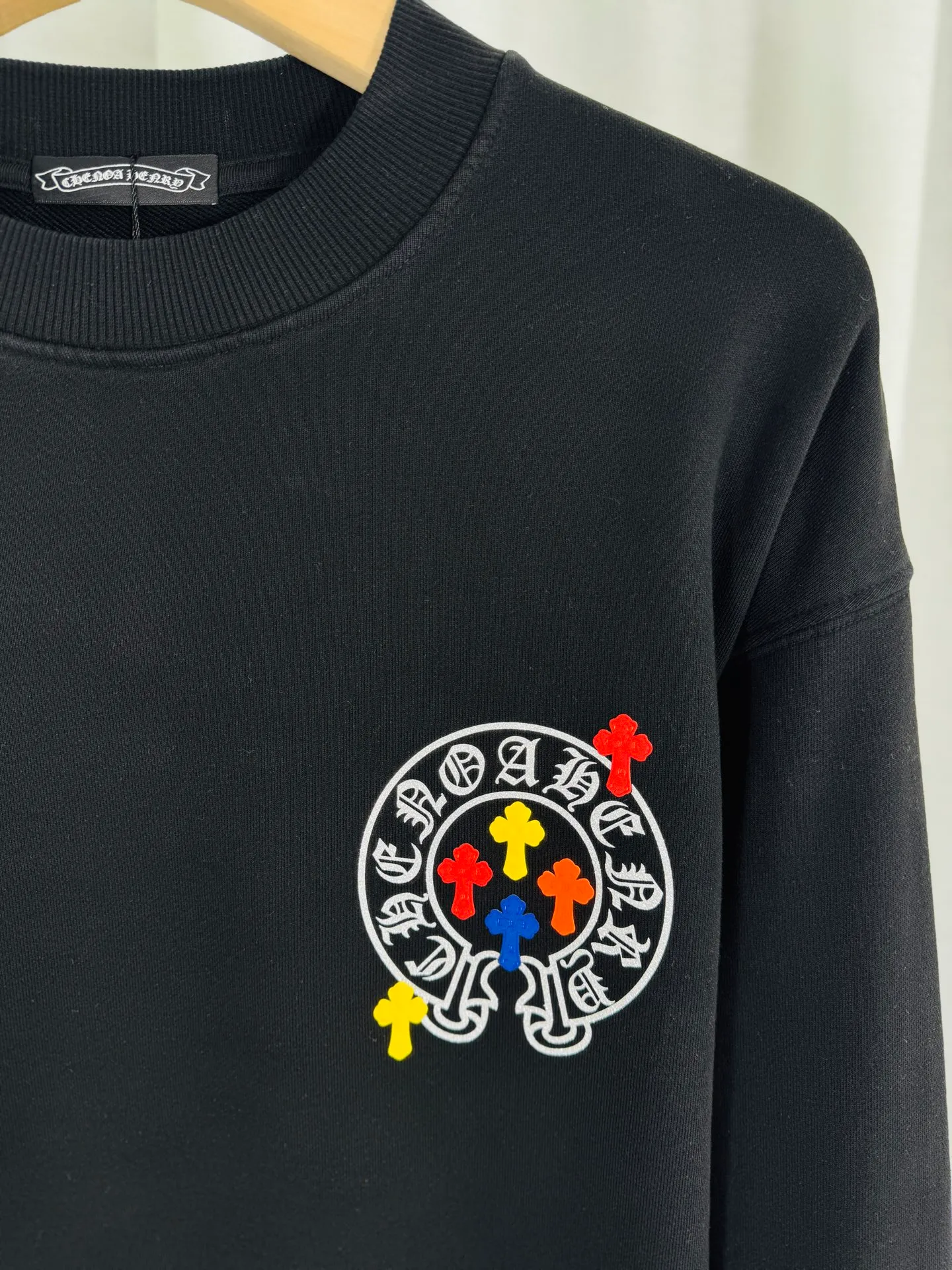 P250 top version, real shot without P, ​​different from market currency) 𝗖𝗵𝗿𝗼𝗺𝗲 𝗛𝗲𝗮𝗿𝘁𝘀/Cro Heart 2025 washed patch embroidery autumn and winter new original single counter American laser burnt 3D three-dimensional color embroidered couple casual sweatshirt 👑The highest version! Customized fabric 420g tripe terry fabric! American acid-washed and distressed original fabric laser burnt ✟appliqué embroidery and exquisite embroidery of letters! The best-selling model in the counter, very comfortable to wear. Accessories: original molded and authenticated collar label➕100% silk wash label. Genuine purchase-grade original hangtag➕matching hanging rope➕3D hanging beads➕original packaging bag. Craftsmanship: The original version has consistent wiring! The highest version of the armhole matching technique! Color: Pink Black Size: S M L XL Style No.: 9316
